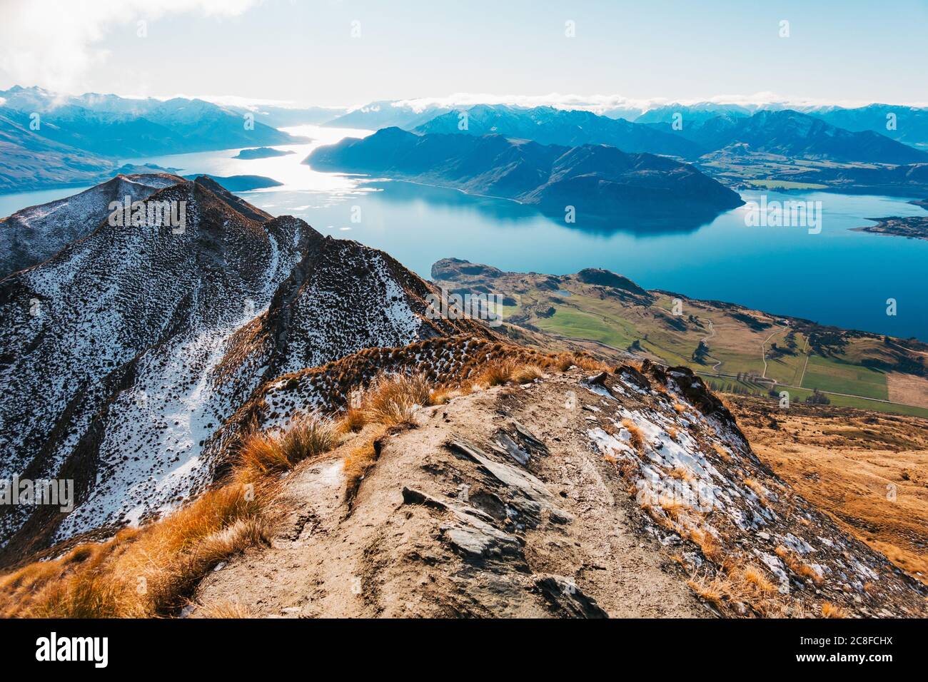 Il punto di osservazione sul Roys Peak Track in Nuova Zelanda, di solito visto con code di turisti, ora desertato a causa della pandemia del coronavirus Foto Stock
