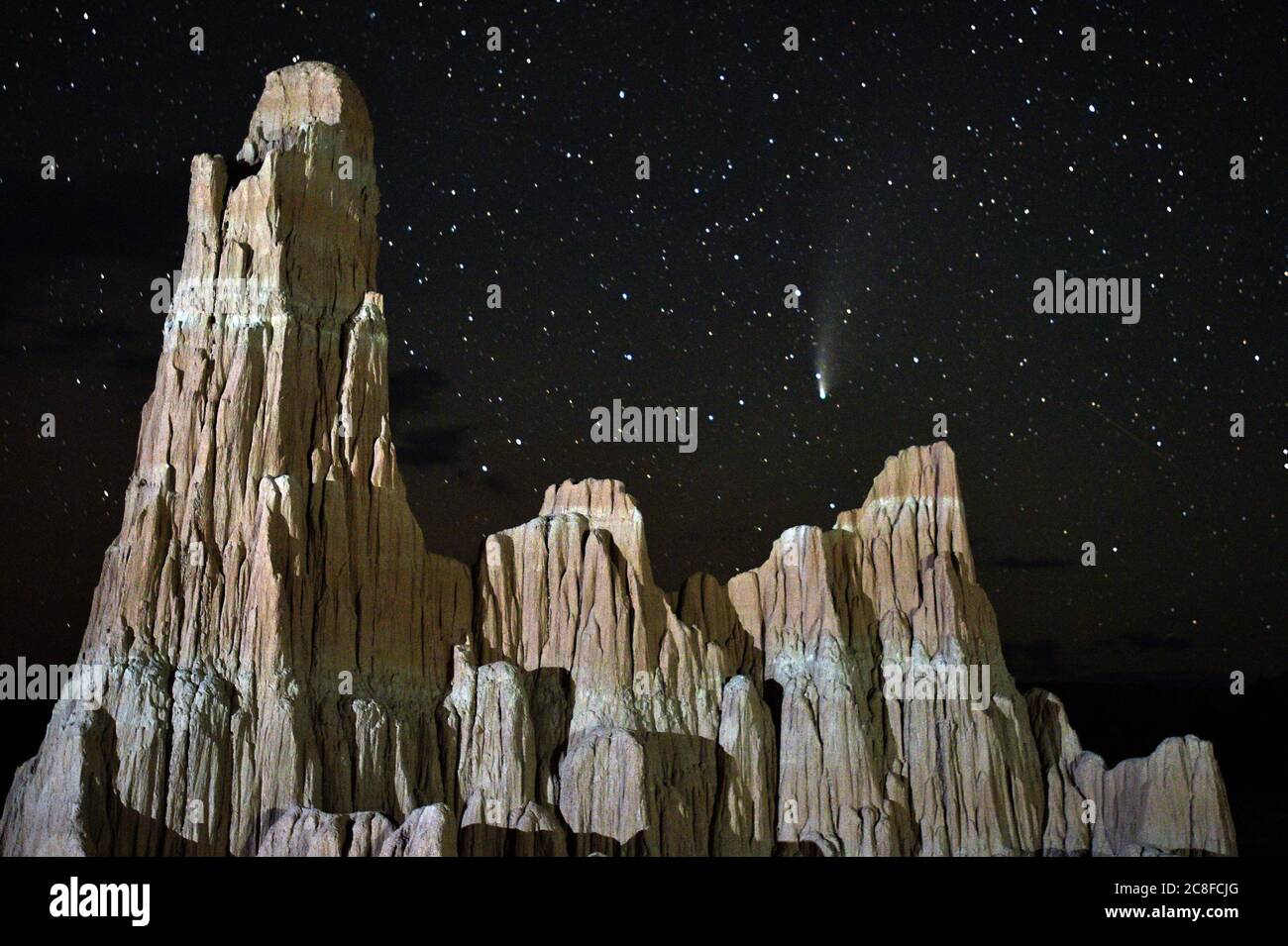 Panaca, Nevada, Stati Uniti. 23 luglio 2020. Il Comet NEOWISE (C/2020 F3) è visto nel cielo sopra il Cathedral Gorge state Park vicino Panaca, Nevada, 23 luglio 2020. La cometa prende il nome dal Near-Earth Object Wide-Field Infrared Survey Explorer della NASA, che lo scoprì a marzo. La Gola della Cattedrale è una riserva geologica di resti di un antico letto di lago costituito da un suggestivo paesaggio di argilla di bentonite erosa. Credit: David Becker/ZUMA Wire/Alamy Live News Foto Stock