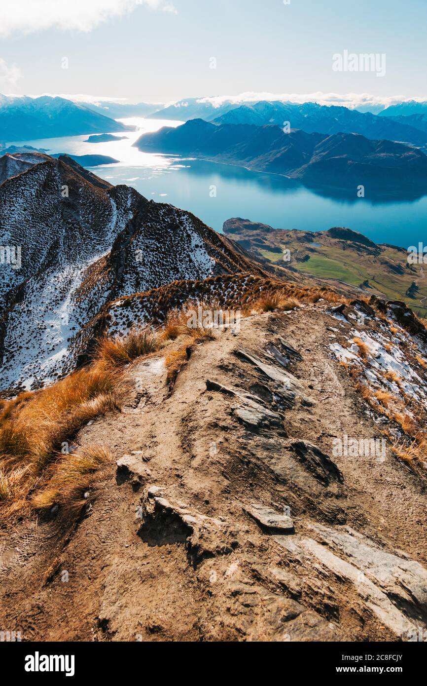 Il punto di osservazione sul Roys Peak Track in Nuova Zelanda, di solito visto con code di turisti, ora desertato a causa della pandemia del coronavirus Foto Stock