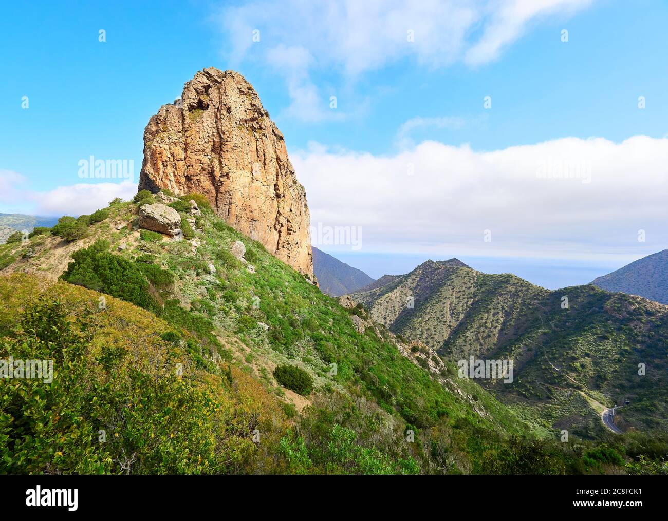 Roque El Cano un basalto spina vulcanica che domina la cittadina di Vallehermoso su La Gomera nelle isole Canarie Foto Stock