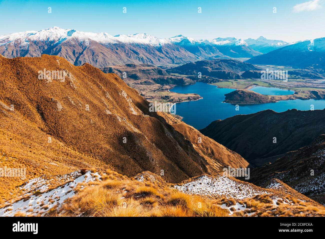 Le Harris Mountains e Glendhu Bay nelle Alpi meridionali della Nuova Zelanda, viste dal Roys Peak Track Foto Stock