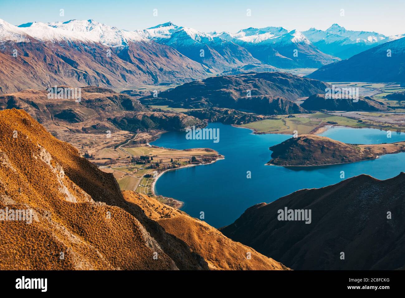 Le Harris Mountains e Glendhu Bay nelle Alpi meridionali della Nuova Zelanda, viste dal Roys Peak Track Foto Stock
