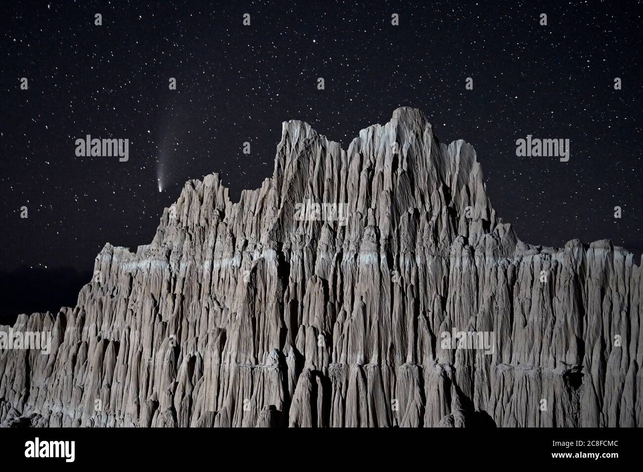 Panaca, Nevada, Stati Uniti. 23 luglio 2020. Il Comet NEOWISE (C/2020 F3) è visto nel cielo sopra il Cathedral Gorge state Park vicino Panaca, Nevada, 23 luglio 2020. La cometa prende il nome dal Near-Earth Object Wide-Field Infrared Survey Explorer della NASA, che lo scoprì a marzo. La Gola della Cattedrale è una riserva geologica di resti di un antico letto di lago costituito da un suggestivo paesaggio di argilla di bentonite erosa. Credit: David Becker/ZUMA Wire/Alamy Live News Foto Stock