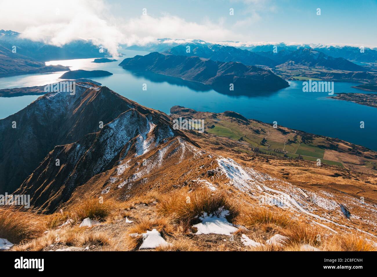 Lago Wanaka visto dal punto di osservazione di Roys Peak in una bella mattina chiara a Wanaka, Nuova Zelanda Foto Stock