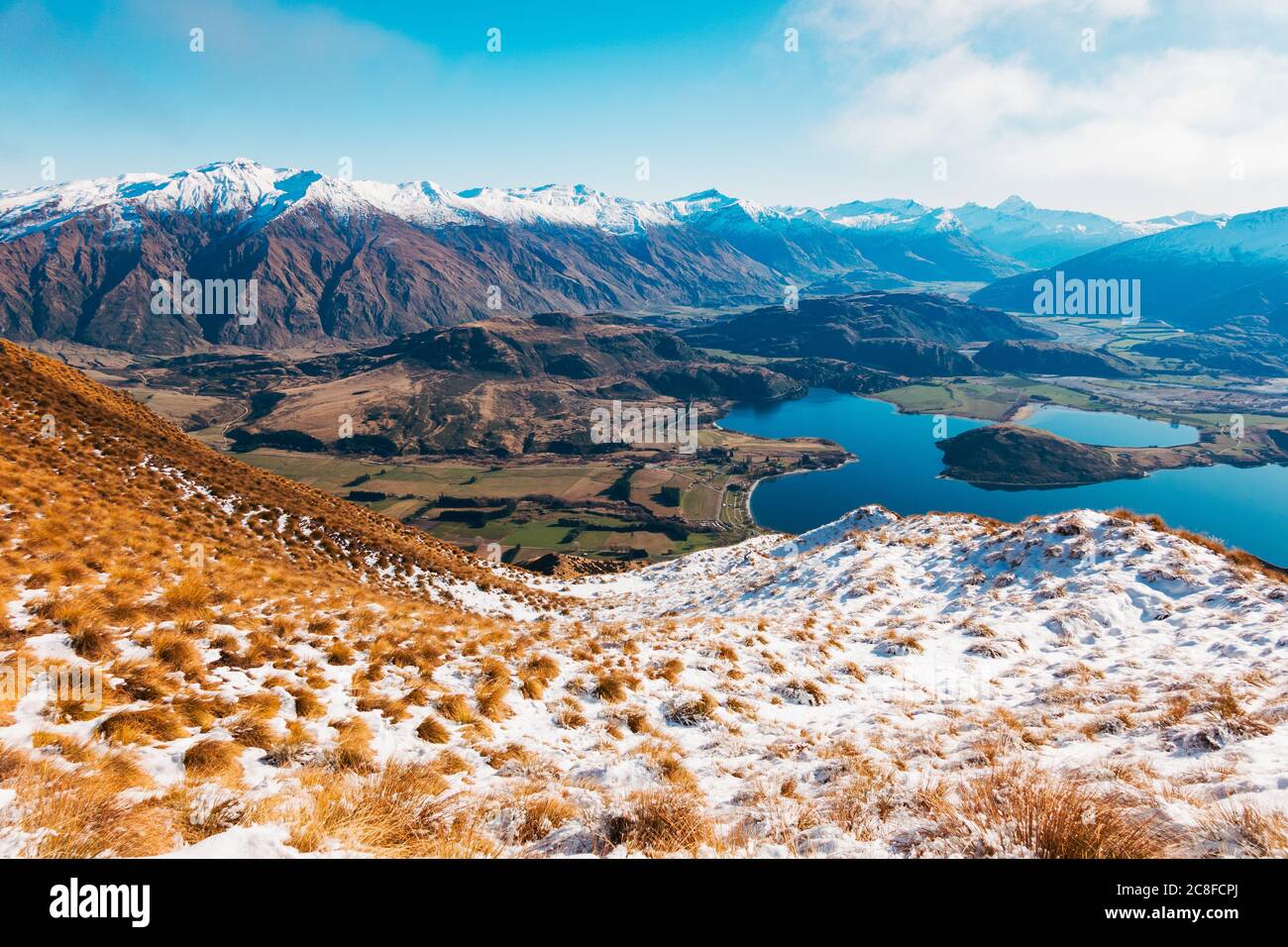 Le Harris Mountains e il lago Wanaka nelle Alpi meridionali della Nuova Zelanda, visto dal Roys Peak Track Foto Stock