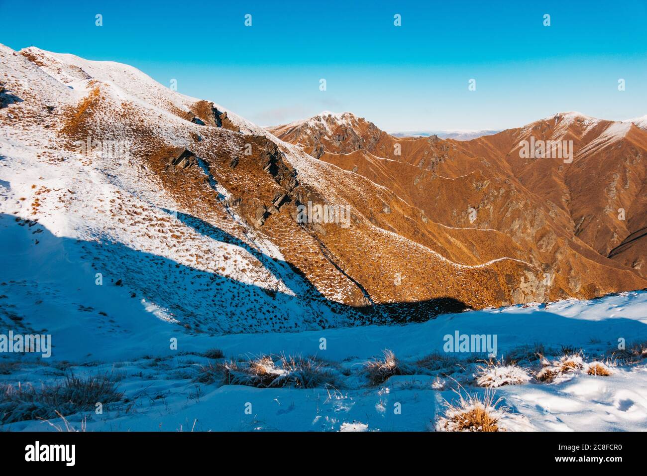 Guardando verso Steels Spur da Roys Peak Track, Wanaka, Nuova Zelanda Foto Stock