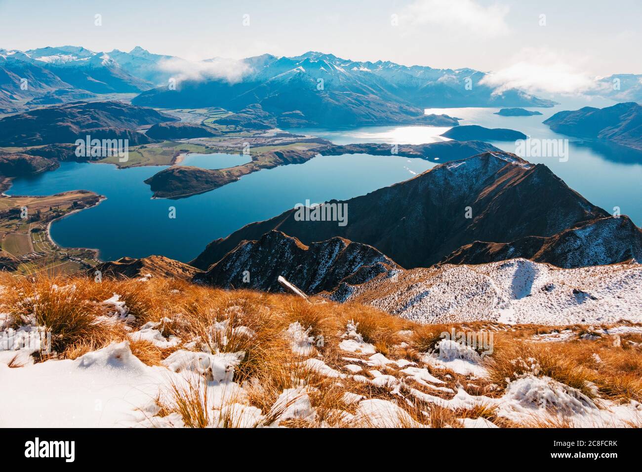 Una vista mozzafiato di un lago perfettamente fermo Wanaka dal Roys Peak Track, Nuova Zelanda Foto Stock