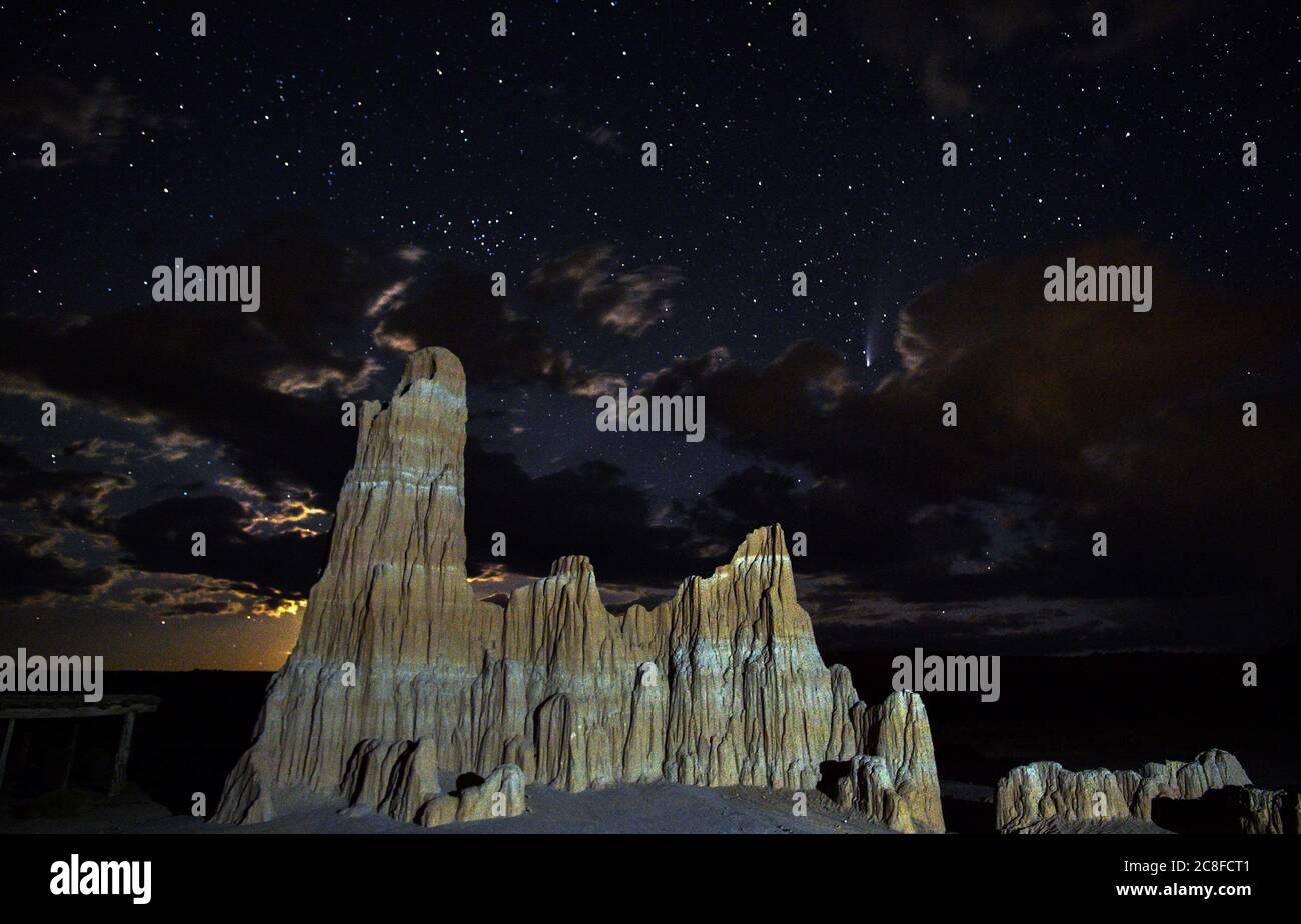 Panaca, Nevada, Stati Uniti. 23 luglio 2020. Il Comet NEOWISE (C/2020 F3) è visto nel cielo sopra il Cathedral Gorge state Park vicino Panaca, Nevada, 23 luglio 2020. La cometa prende il nome dal Near-Earth Object Wide-Field Infrared Survey Explorer della NASA, che lo scoprì a marzo. La Gola della Cattedrale è una riserva geologica di resti di un antico letto di lago costituito da un suggestivo paesaggio di argilla di bentonite erosa. Credit: David Becker/ZUMA Wire/Alamy Live News Foto Stock