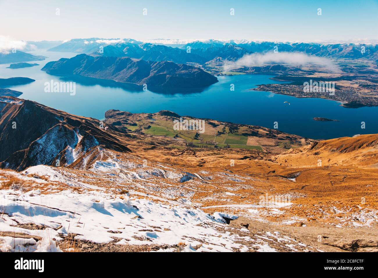 Una vista mozzafiato di un lago perfettamente fermo Wanaka dal Roys Peak Track, Nuova Zelanda Foto Stock