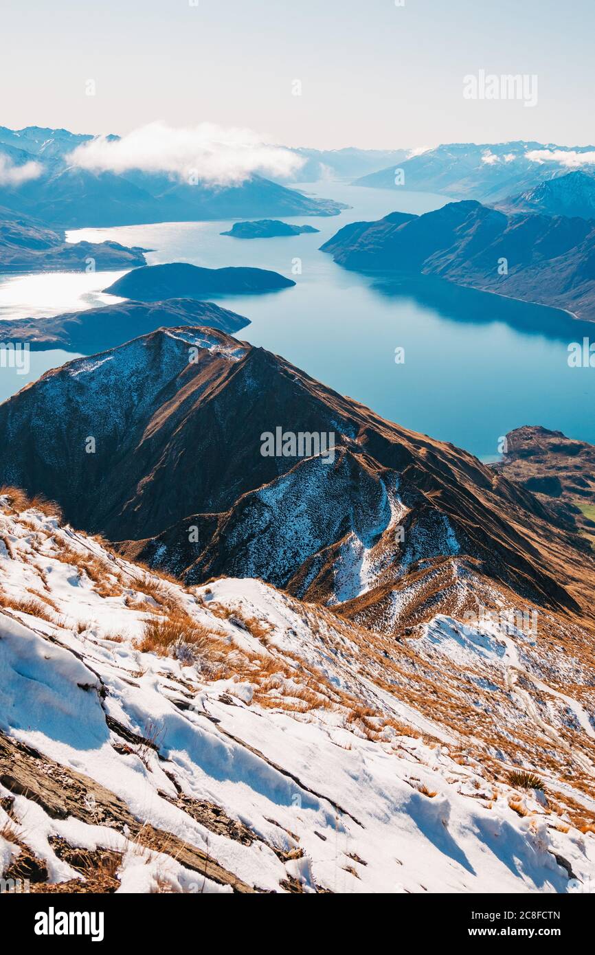 Una vista mozzafiato di un lago perfettamente fermo Wanaka dal Roys Peak Track, Nuova Zelanda Foto Stock