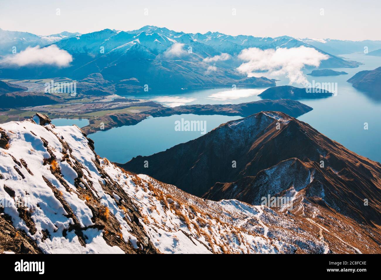 Linee di cresta innevate sul Roys Peak Track durante l'inverno a Wanaka, Nuova Zelanda Foto Stock