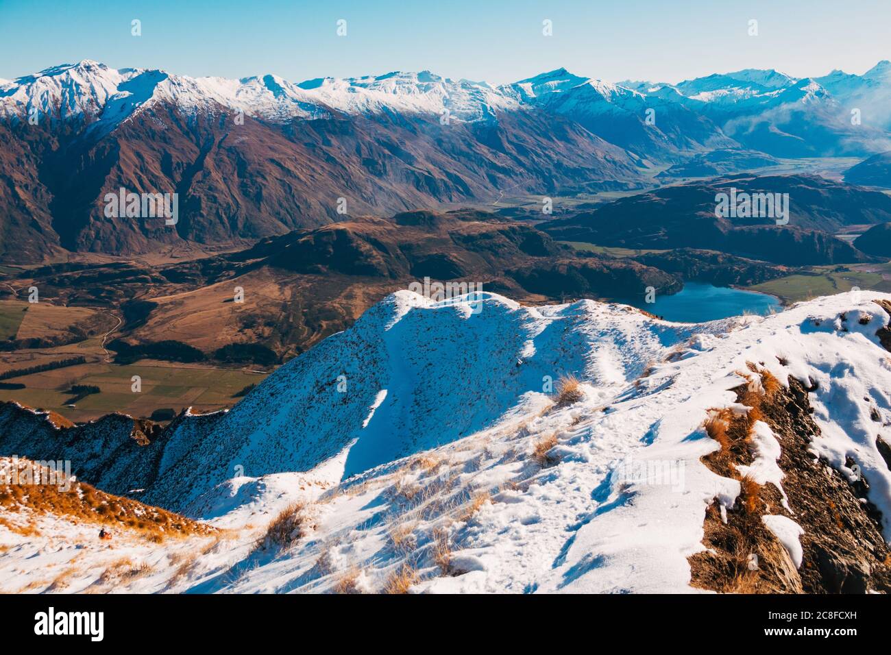 Linee di cresta innevate sul Roys Peak Track durante l'inverno a Wanaka, Nuova Zelanda Foto Stock