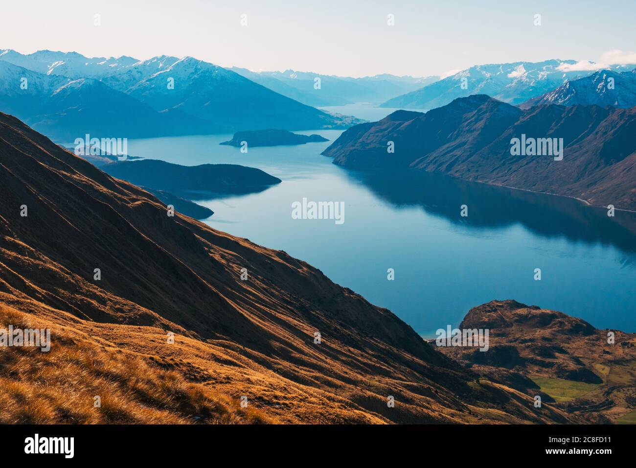 Le montagne si riflettono sulla superficie di un lago incredibilmente fermo Wanaka, in una giornata limpida e tranquilla nell'Isola del Sud della Nuova Zelanda Foto Stock