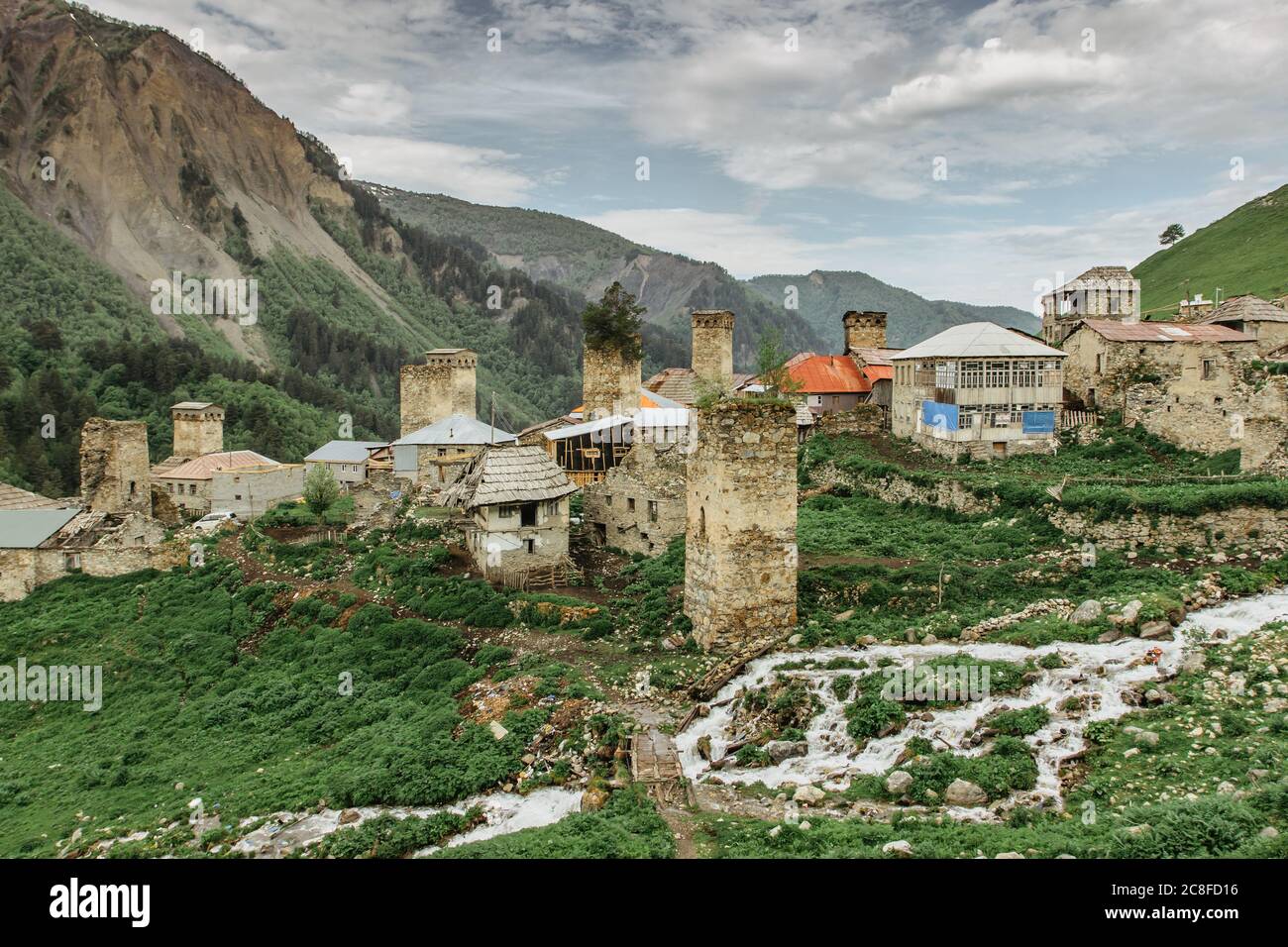 Case rurali in pietra e torri in un piccolo villaggio nel mezzo del Grande Caucaso. Trekking da Mestia a Ushguli, Georgia.popular turista Foto Stock