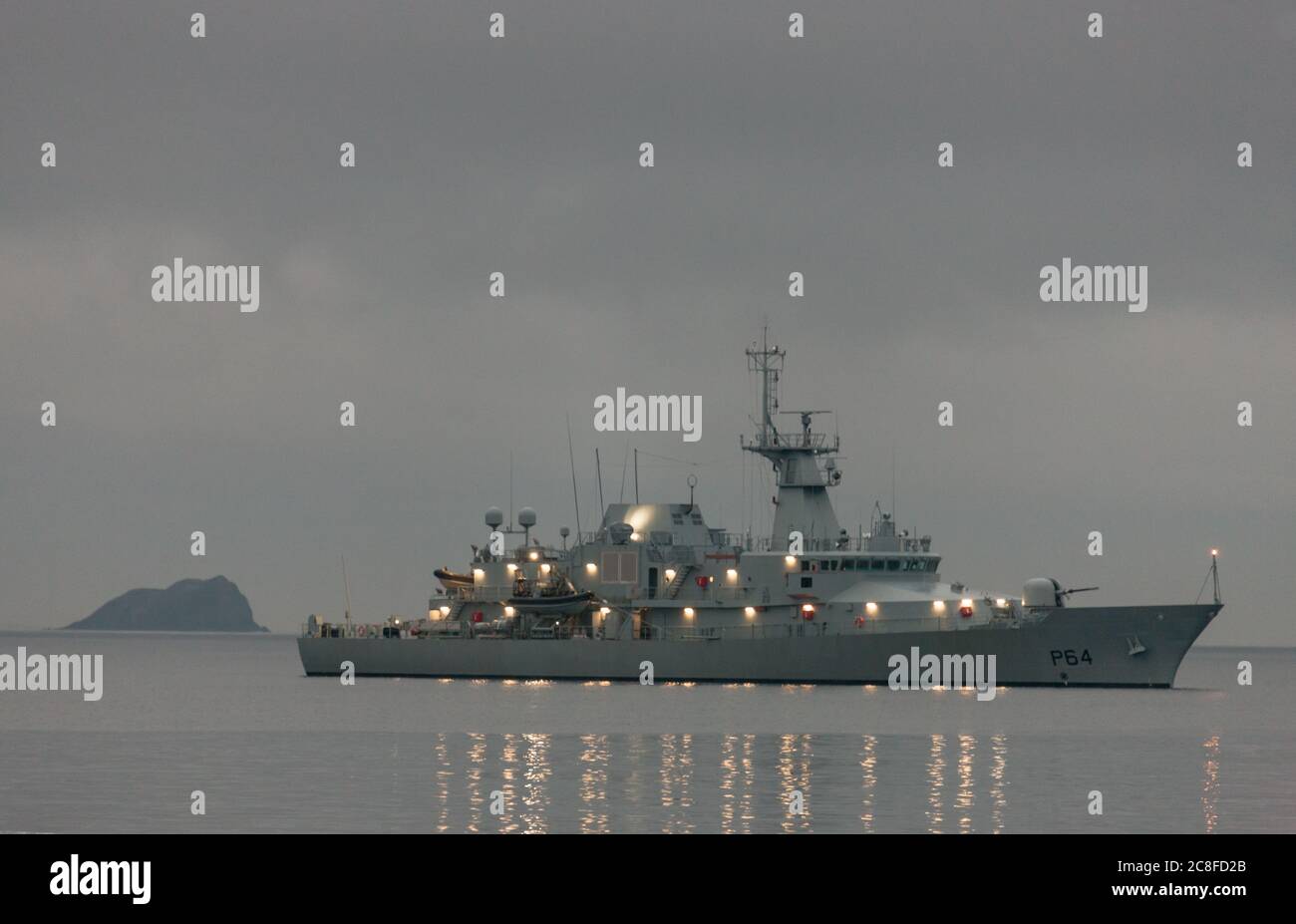 Bullens Bay, Cork, Irlanda. 24 luglio 2020. In una mattinata grigia, la nave di servizio navale LÉ George Bernard Shaw si trova ancora vicino al Vecchio Capo di Kinsale, Co. Cork, Irlanda. - credito; David Creedon / Alamy Live News Foto Stock