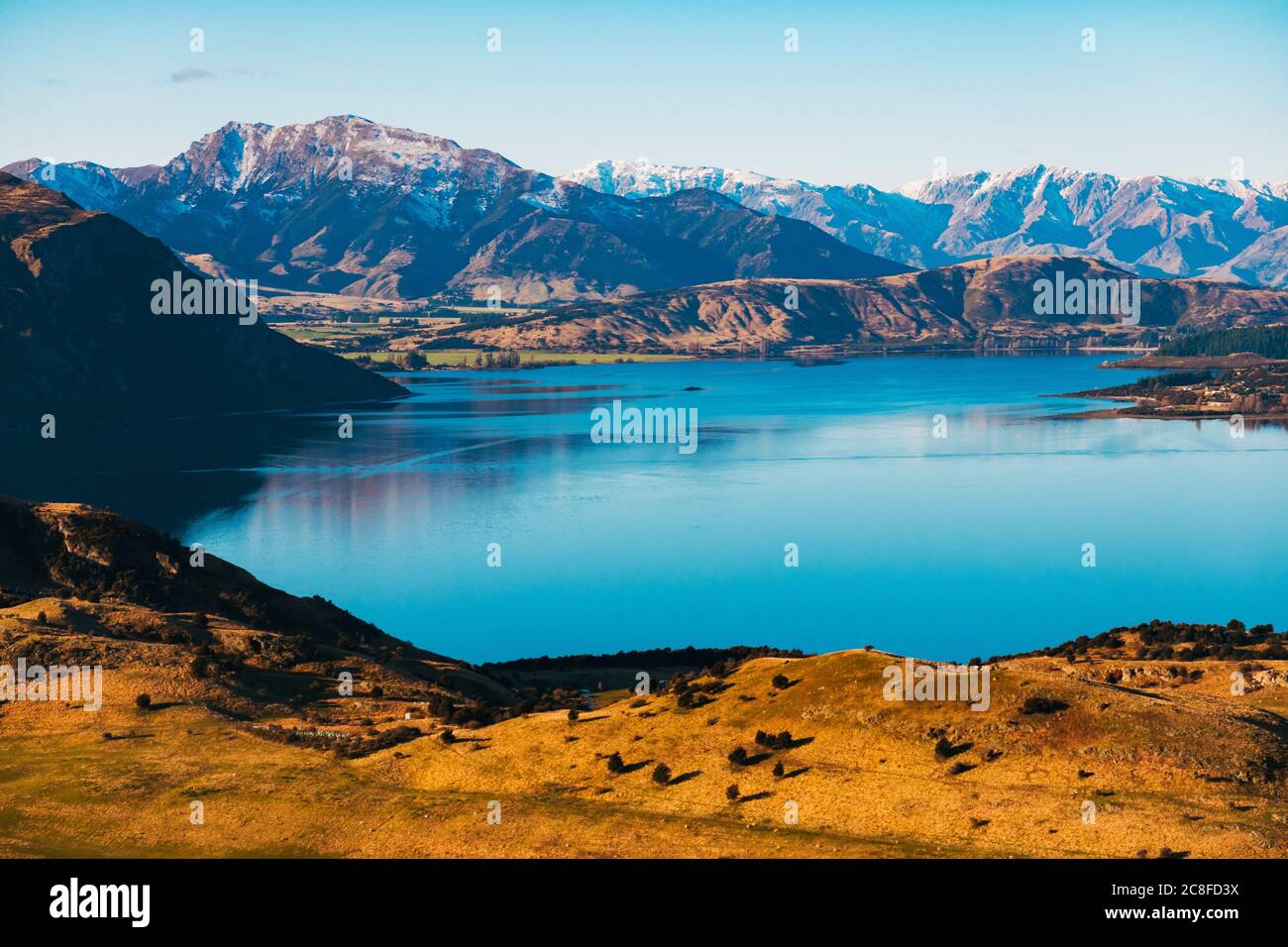 Le montagne si riflettono sulla superficie di un lago incredibilmente fermo Wanaka, in una giornata limpida e tranquilla nell'Isola del Sud della Nuova Zelanda Foto Stock