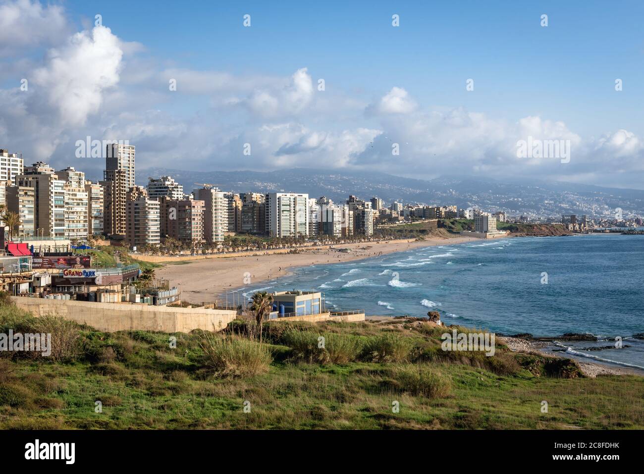 Vista aerea con la spiaggia pubblica di Ramlet al Baida situata lungo l'estremità meridionale della passeggiata Corniche Beirut a Beirut, Libano Foto Stock