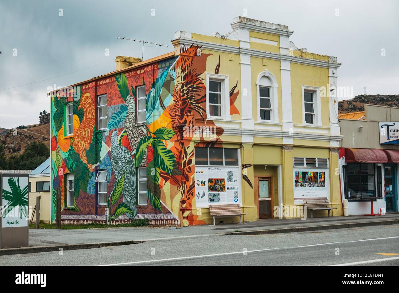 Un murale colorato sul lato dell'ex edificio Magnet Tearooms a Roxburgh, Nuova Zelanda Foto Stock