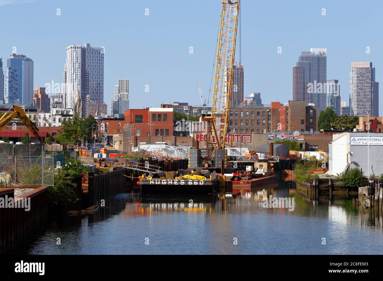 Area di staging e chiatte del sito EPA Gowanus Canal Superfund presso il vecchio Citizens gas Light ex 12° impianto di produzione di gas Ward, luglio 2020. Foto Stock