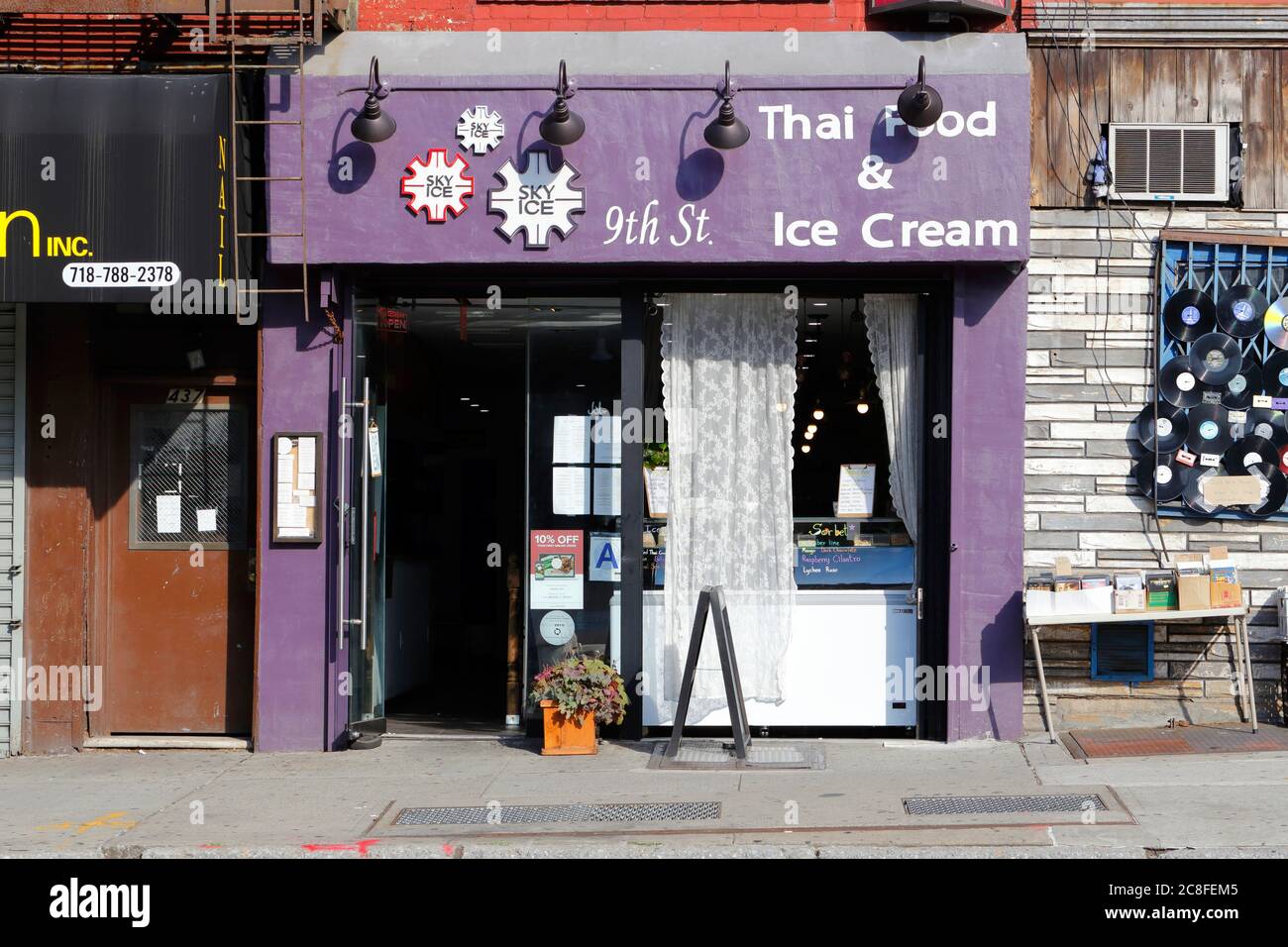 SkyIce 9th St., 437 5th Avenue, Brooklyn, New York, foto del negozio di New York di un ristorante tailandese settentrionale e gelateria nel quartiere Park Slope Foto Stock