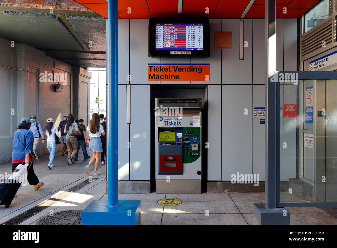 Un distributore automatico di biglietti per la ferrovia di Long Island e un monitor delle partenze alla stazione di Flushing sulla linea di Port Washington, New York City. Foto Stock