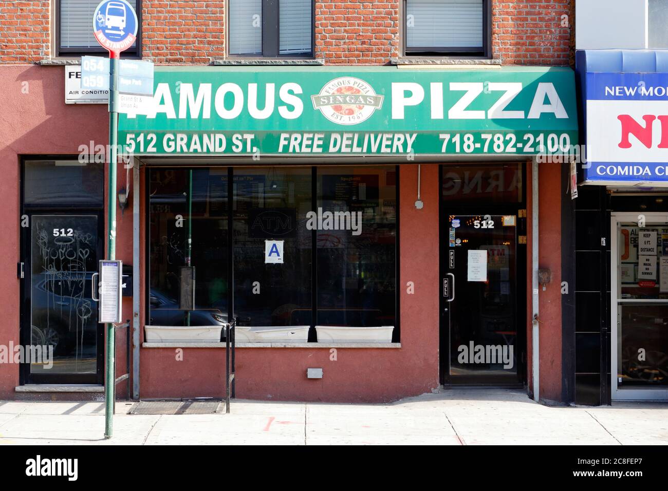 Singas Famous Pizza, 512 Grand St, Brooklyn, New York, NYC foto di una catena di pizzerie nel quartiere di Williamsburg. Foto Stock