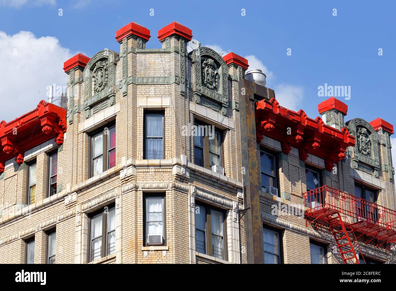 Tetto ornato dettaglio di un edificio 401 e 154th St nel quartiere Melrose del Bronx, New York. Costruito nel 1911 Foto Stock