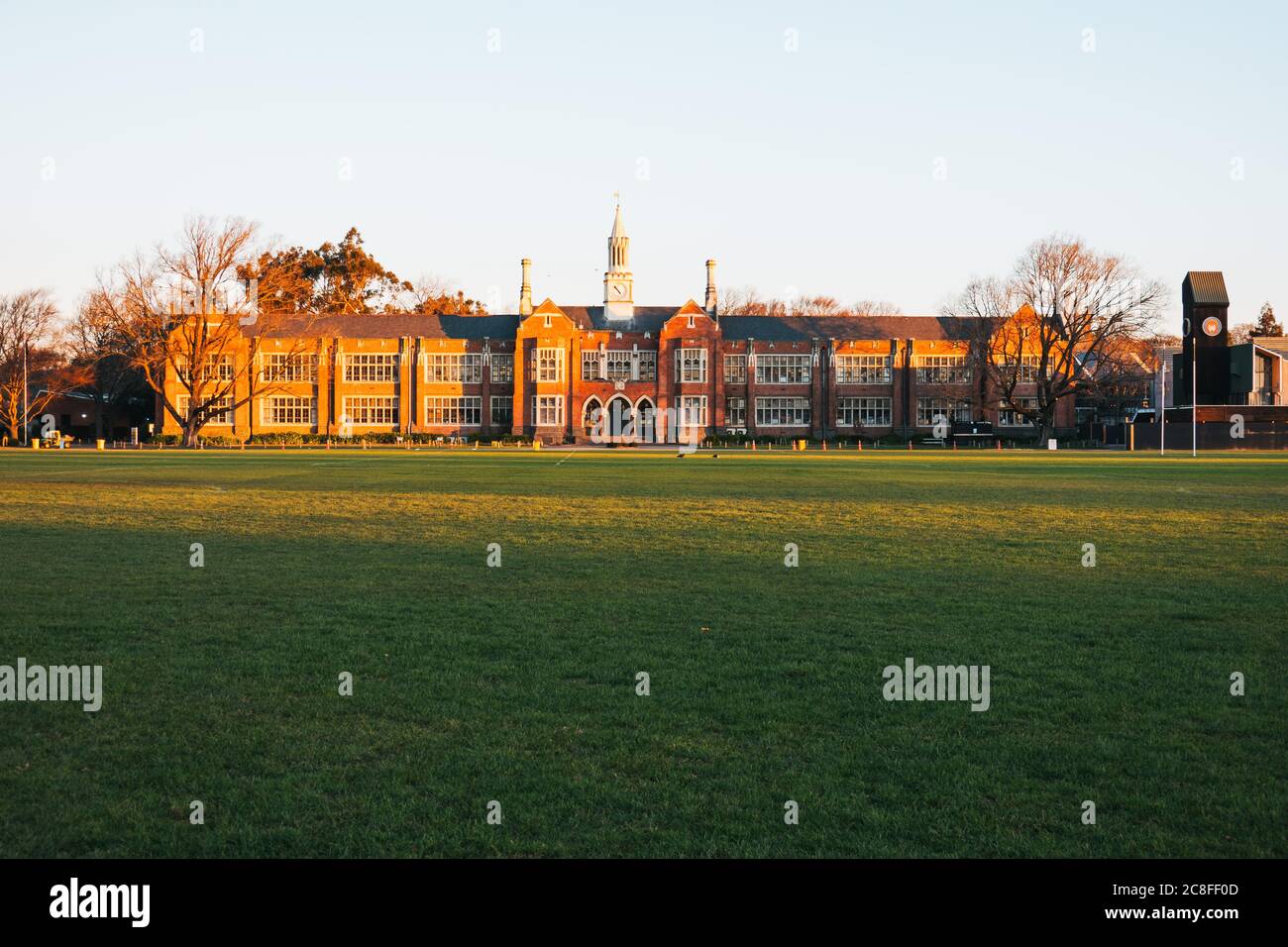 Lo storico edificio principale presso la Christchurch Boys' High School, Christchurch, Nuova Zelanda, durante il tramonto. Costruito nel 1926, ancora in uso Foto Stock