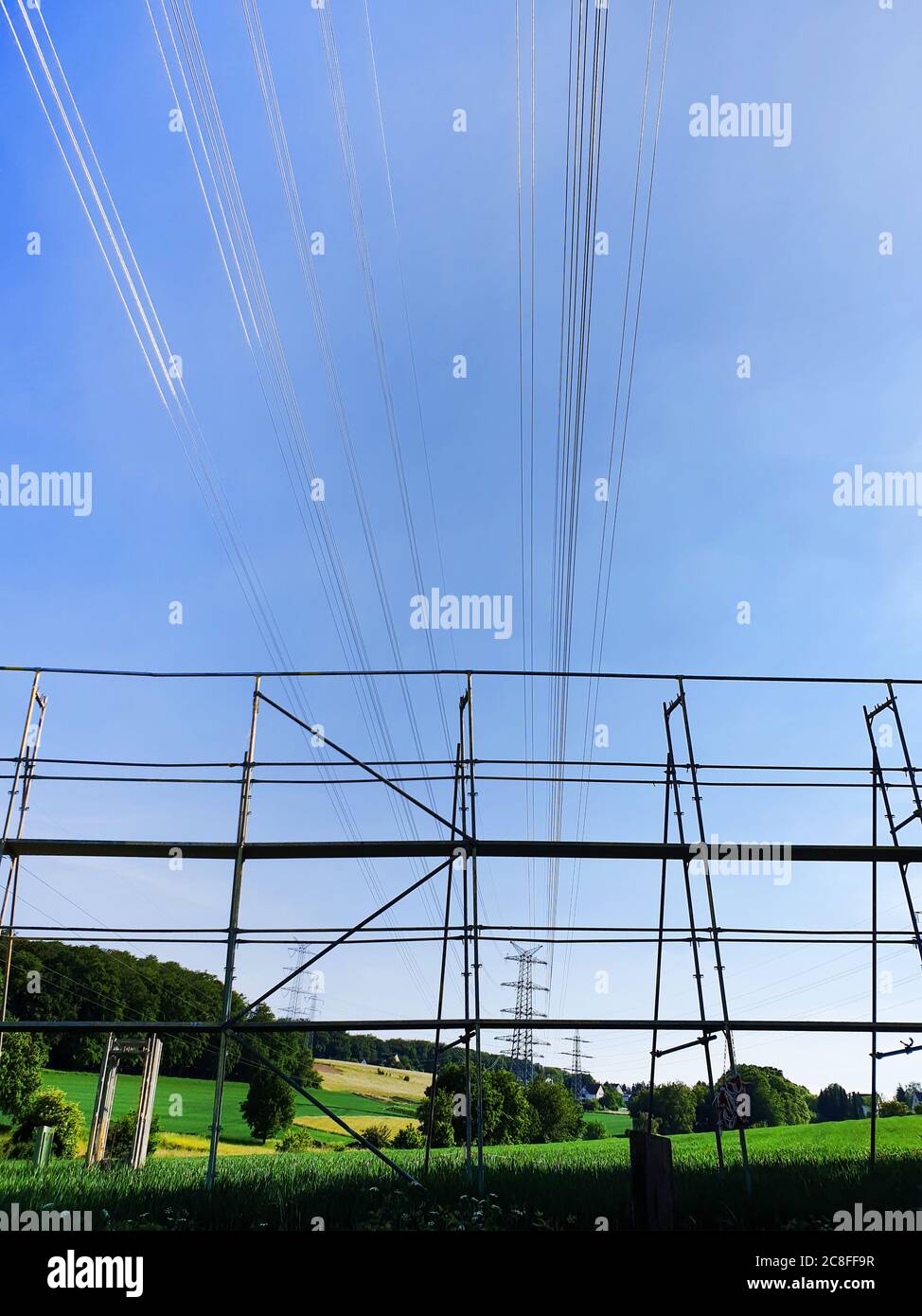 Quadro di riferimento sotto una linea elettrica, Germania Foto Stock