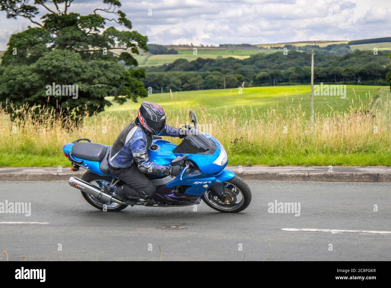 Blue Kawasaki Ninja ZX-9R; motociclista; due ruote di trasporto, moto, veicolo, strade, moto, motociclisti che guidano a Chorley, Regno Unito Foto Stock