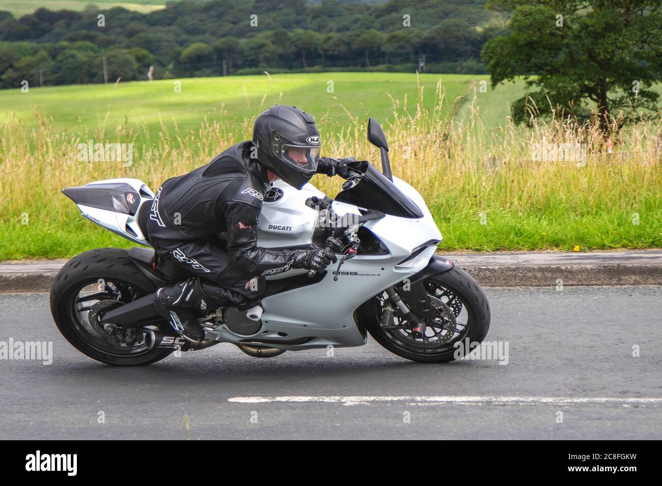 Ducati 899 Panicale motociclista; due ruote di trasporto, moto, veicolo, strade, moto, motociclisti a Chorley, Regno Unito Foto Stock