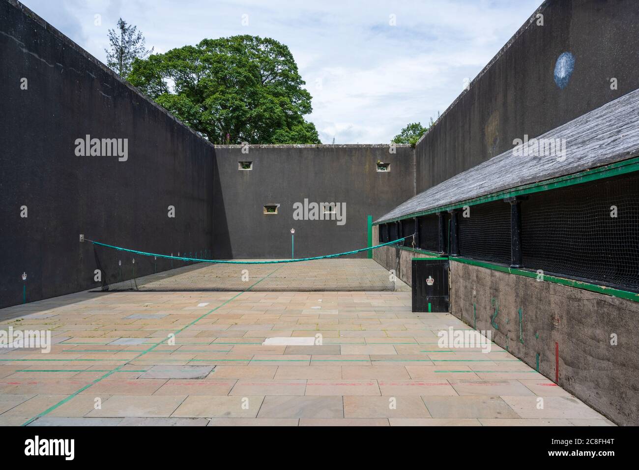 Campo da tennis reale del XVI secolo presso Falkland Palace nel villaggio di Falkland a Fife, Scozia, Regno Unito Foto Stock