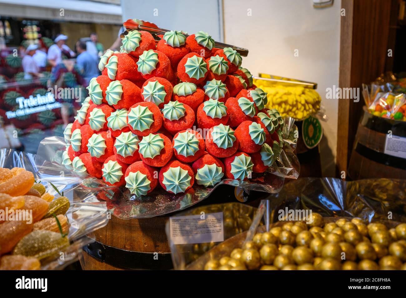 PRAGA - 20 LUGLIO 2019: Una selezione di dolciumi dolci accatastati e pronti per la vendita in una vetrina. Foto Stock