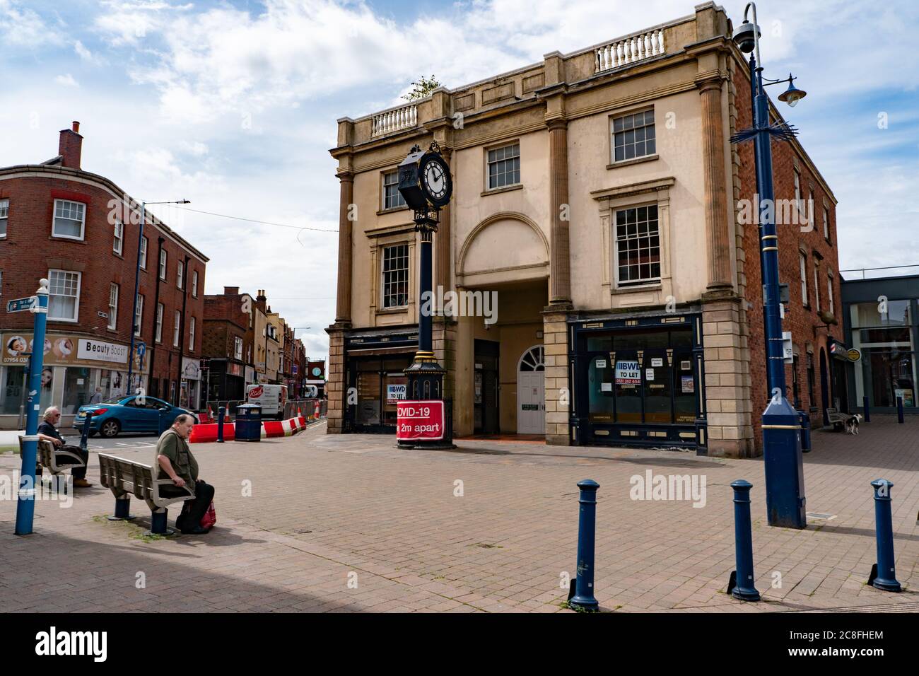 Centro di Stourbridge con segno sociale distancante sulla torre dell'orologio. 23 luglio 2020. West Midlands. REGNO UNITO Foto Stock