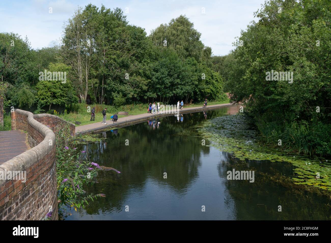 Persone che camminano lungo l'alzaia. Canale di Stourbridge. West Midlands. REGNO UNITO Foto Stock