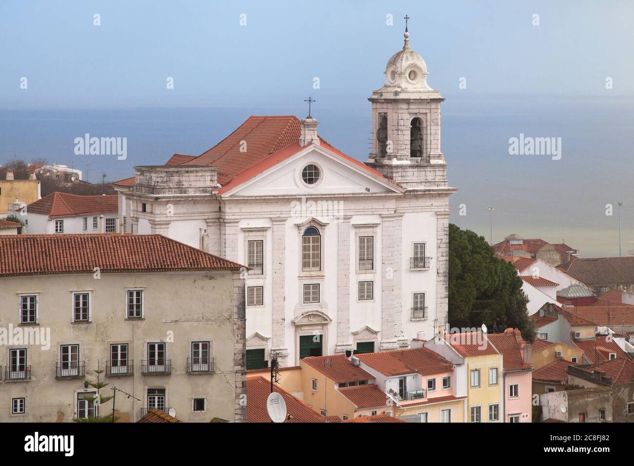 Chiesa di Santo Stefano dal punto di osservazione Portas do Sol a Lisbona, Portogallo. Foto Stock