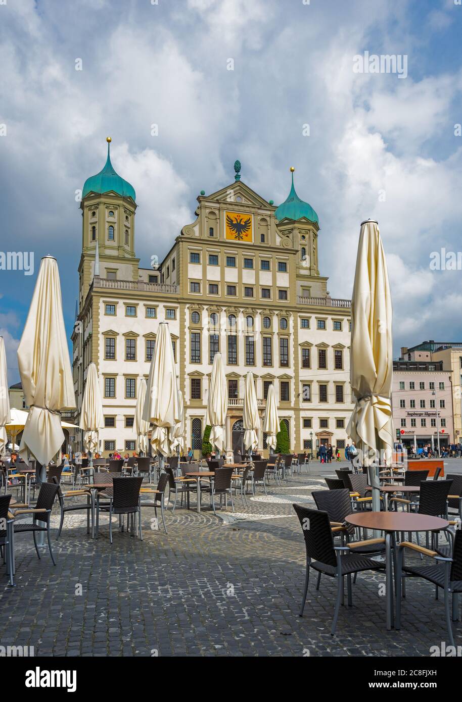 AUGUSTA, GERMANIA - 16 GIUGNO: Street cafe nella storica piazza di Augusta, Germania il 16 giugno 2020. Foto tratta da Rathausplatz con vista su Foto Stock