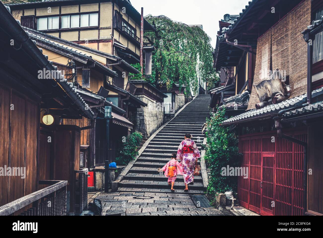 Viaggiatori nel quartiere di Higashiyama, Kyoto, Giappone Foto Stock