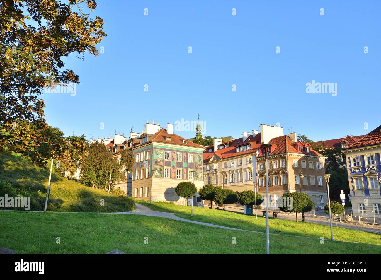 Case storiche nel centro storico di Varsavia alla luce del sole che sorge. Estate. Foto Stock