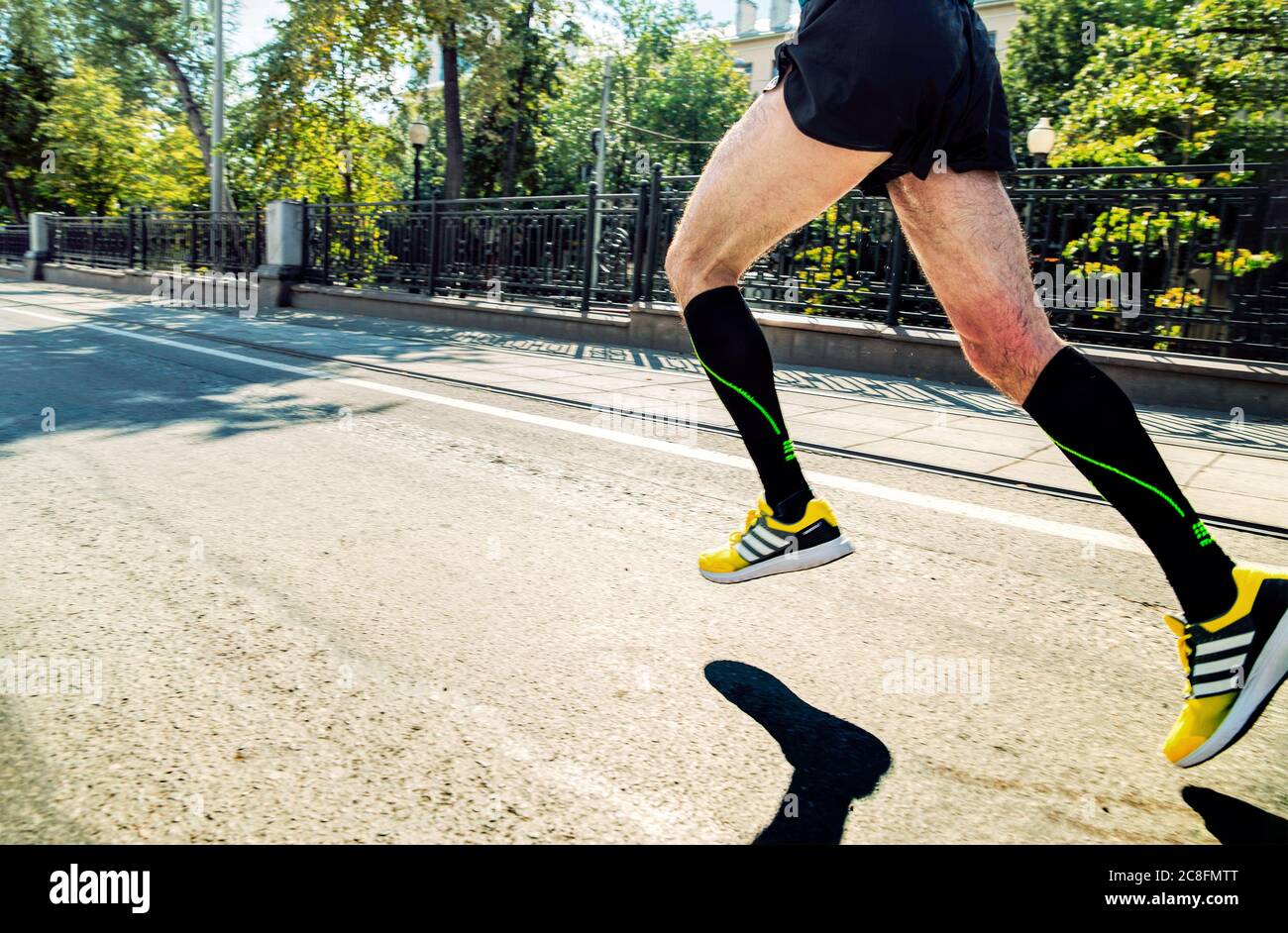 Ekaterinburg, Russia - 7 agosto 2016: Gambe atleta corridore in scarpe da  running Adidas in Europa-Asia Maratona Foto stock - Alamy