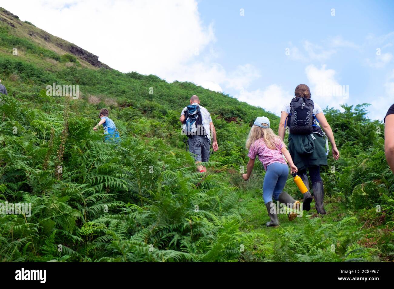 Gruppo familiare che cammina su collina dopo Covid 19 pandemico blocco all'aperto nelle colline di CWM Rheaedr vicino CilyCwm Carmarthensshire Galles UK KATHY DEWITT Foto Stock