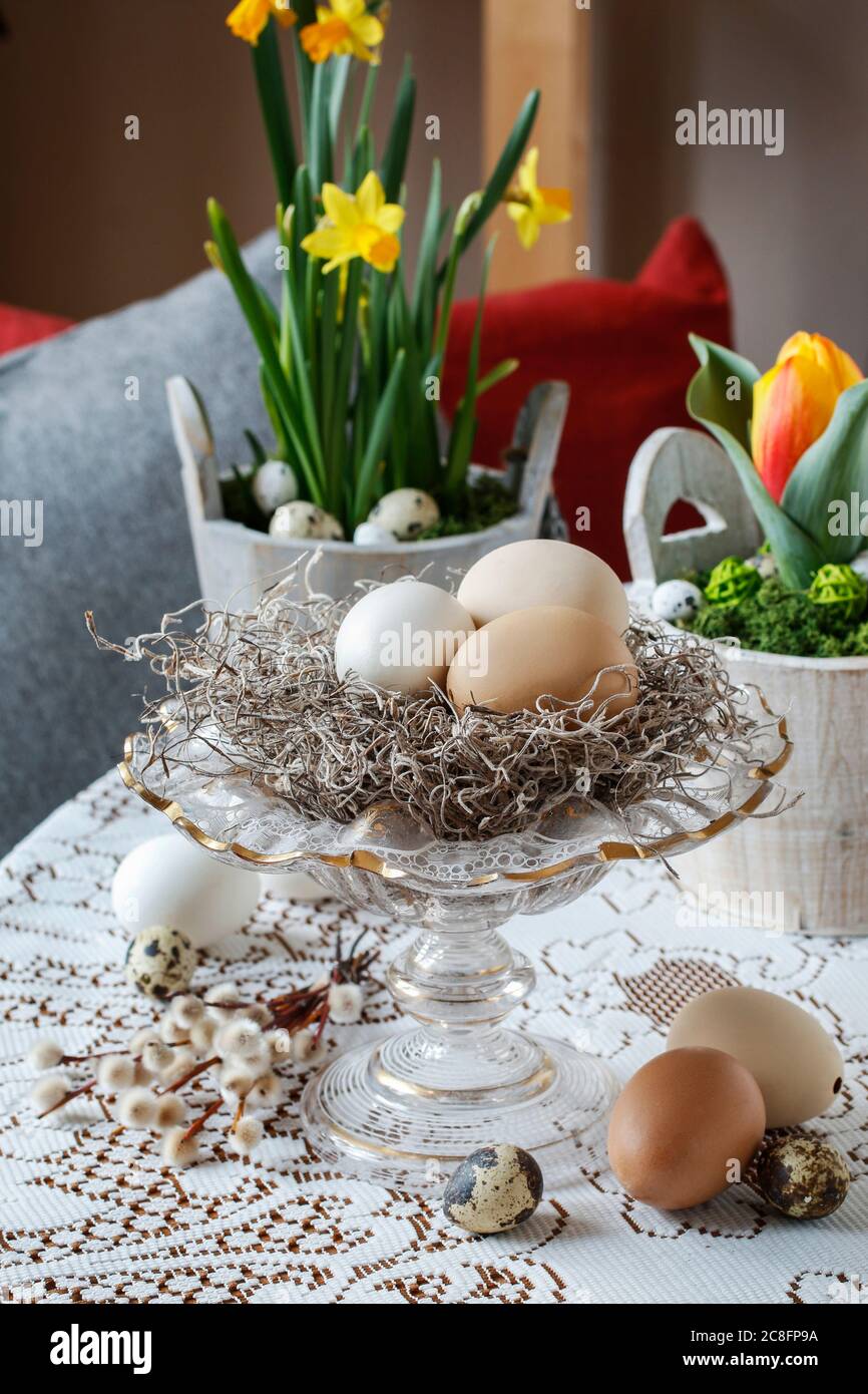 Decorazioni pasquali sofisticate con uova su stativo in cristallo. Periodo festivo Foto Stock