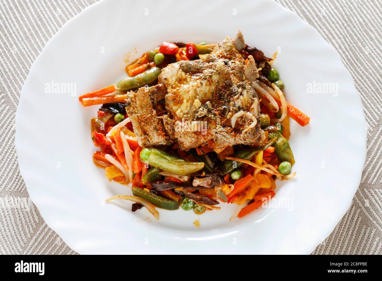 Costolette arrosto con erbe e verdure. Ora di pranzo Foto Stock