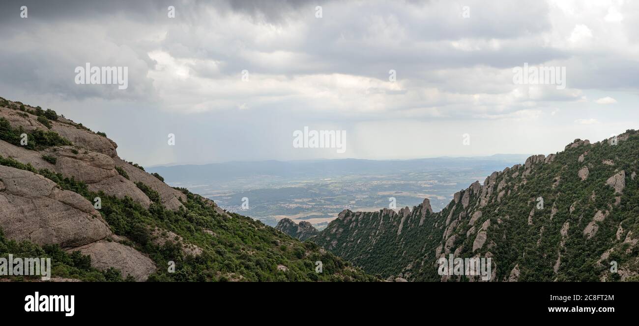 Vista ad alto angolo dalla montagna di Montserrat verso Esparreguera, a distanza nella valle del fiume Llobregat, Barcellona, Catalogna, Spagna. Foto Stock