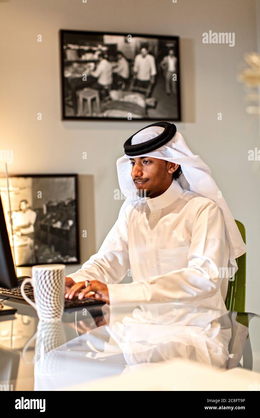 Il lavoratore dell'ufficio postale a Manama Foto Stock