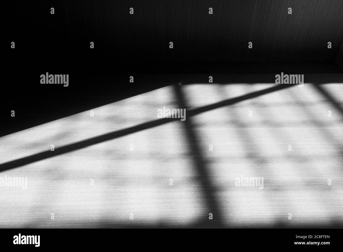 Linee astratte nere, ombre sulla parete di legno, pavimento Foto Stock
