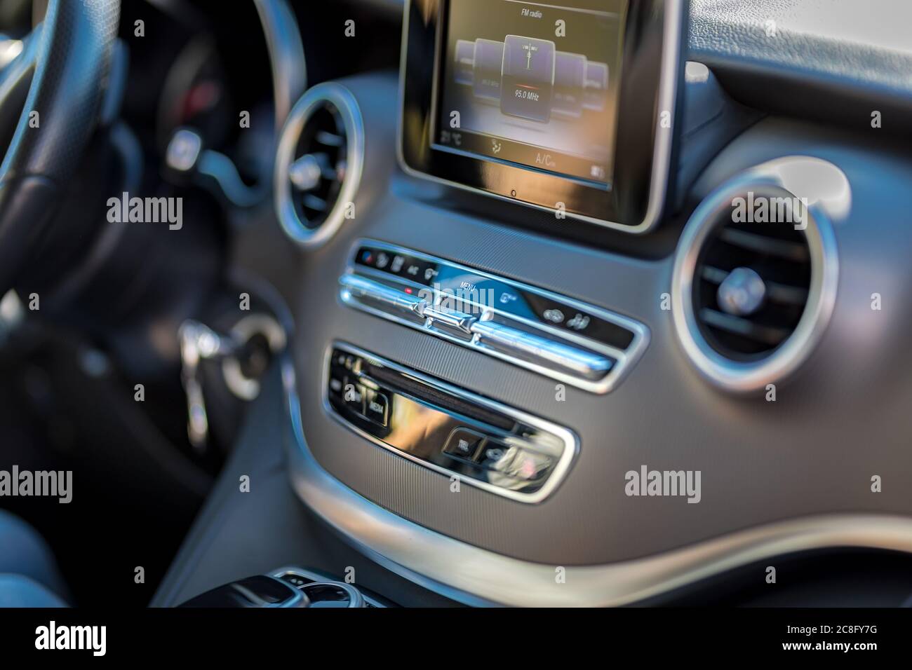 05.07.19 - Austria: Foto in primo piano dell'interno del rivestimento marrone in frassino a poro aperto sulla console centrale, radio, AC, schermo LCD auto di lusso Foto Stock