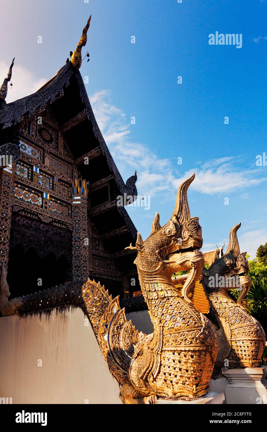 Geografia / viaggio, Thailandia, l'ingresso di un tempio tailandese dimostra alcune delle opere d'arte Lanna unica trovato nella com, No-Turismo-Pubblicità-uso Foto Stock