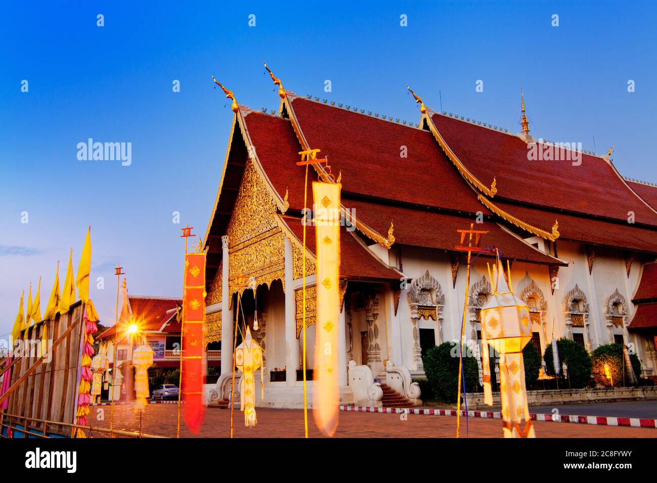 Geografia / viaggio, Thailandia, UN tempio a Wat Chedi Luang si illumina sotto i riflettori della sera. Originariamente costruito nel 14 °, No-Turismo-Pubblicità-uso Foto Stock