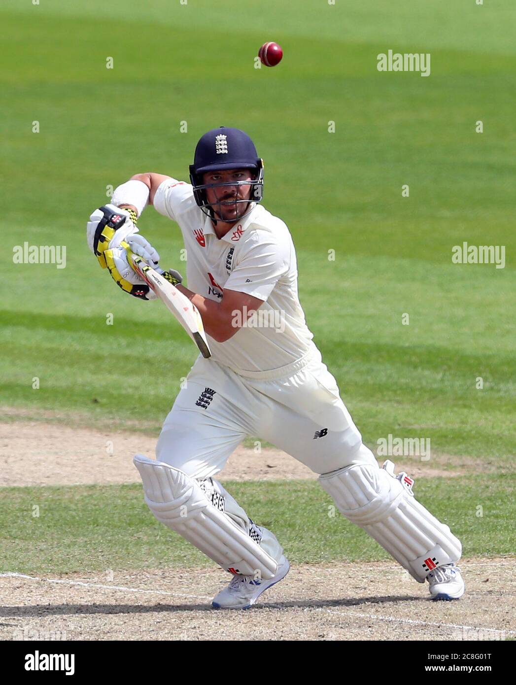 Inghilterra Rory Burns batte durante il primo giorno del terzo test a Emirates Old Trafford, Manchester. Foto Stock